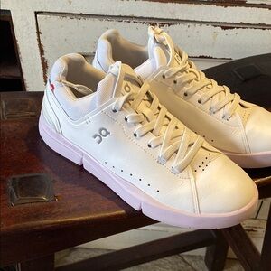 On running THE ROGER Advantage woman’s size 7